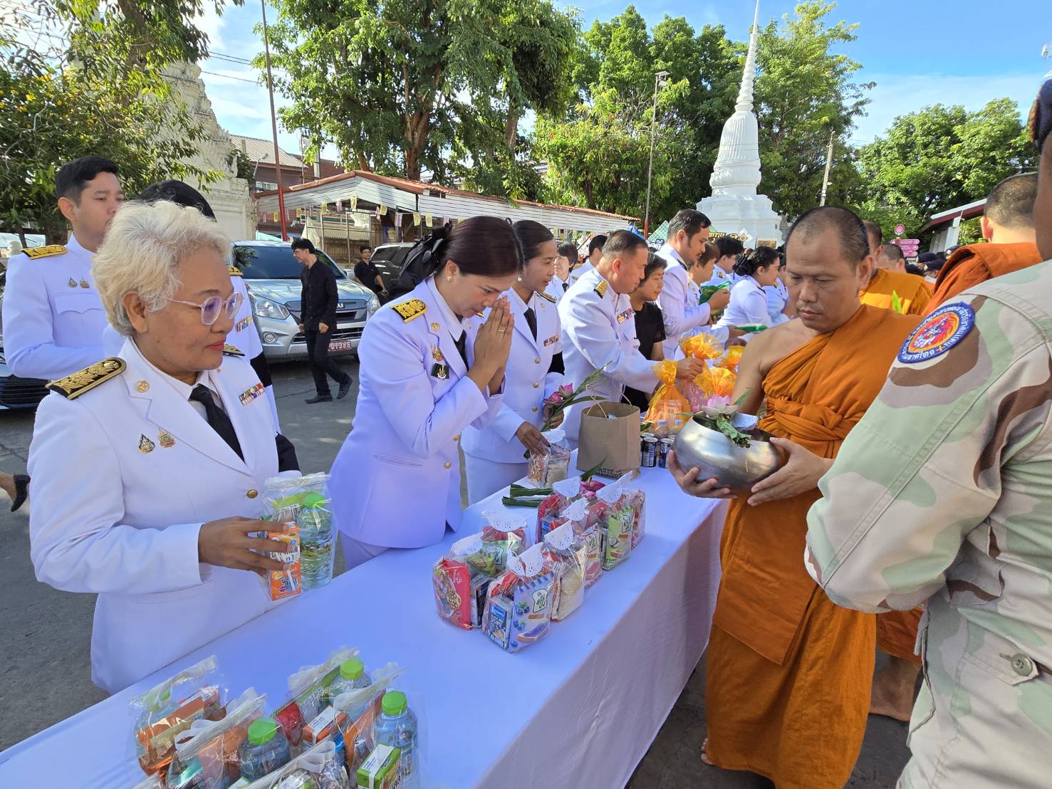 title - ปฏิรูปที่ดินจังหวัดเพชรบุรี พร้อมด้วยเจ้าหน้าที่ส.ป.ก.เพชรบุรี ร่วมพิธีบำเพ็ญกุศลสัตตมวาร (7 วัน) และทำบุญตักบาตร อุทิศถวายพระกุศลแด่ สมเด็จพระเจ้าลูกเธอ เจ้าฟ้าพัชรกิติยาภา นเรนทิราเทพยวดี กรมหลวงราชสาริณีสิริพัชร มหาวัชรราชธิดา